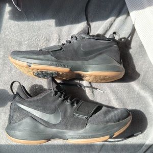 No box barely wore, the box broke down after time, no scuffs or marks